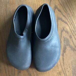 CROCS CLOG Women’s Size 9 Black Slip-On Clogs